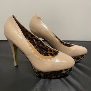 Ladies high heels US size 7 heel size 3.5 inches long in excellent condition